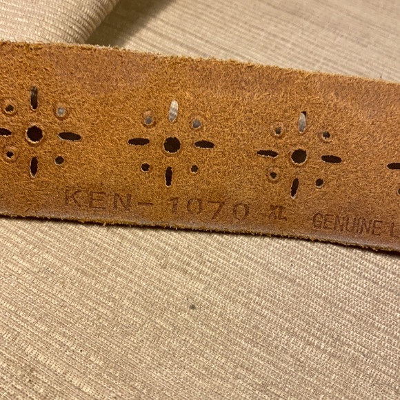 Olga Santini almost NEW laser cut leather belt - Picture 7 of 16